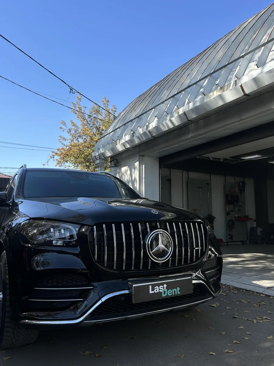 Чёрный Mercedes-Benz GLS у бокса Last Dent