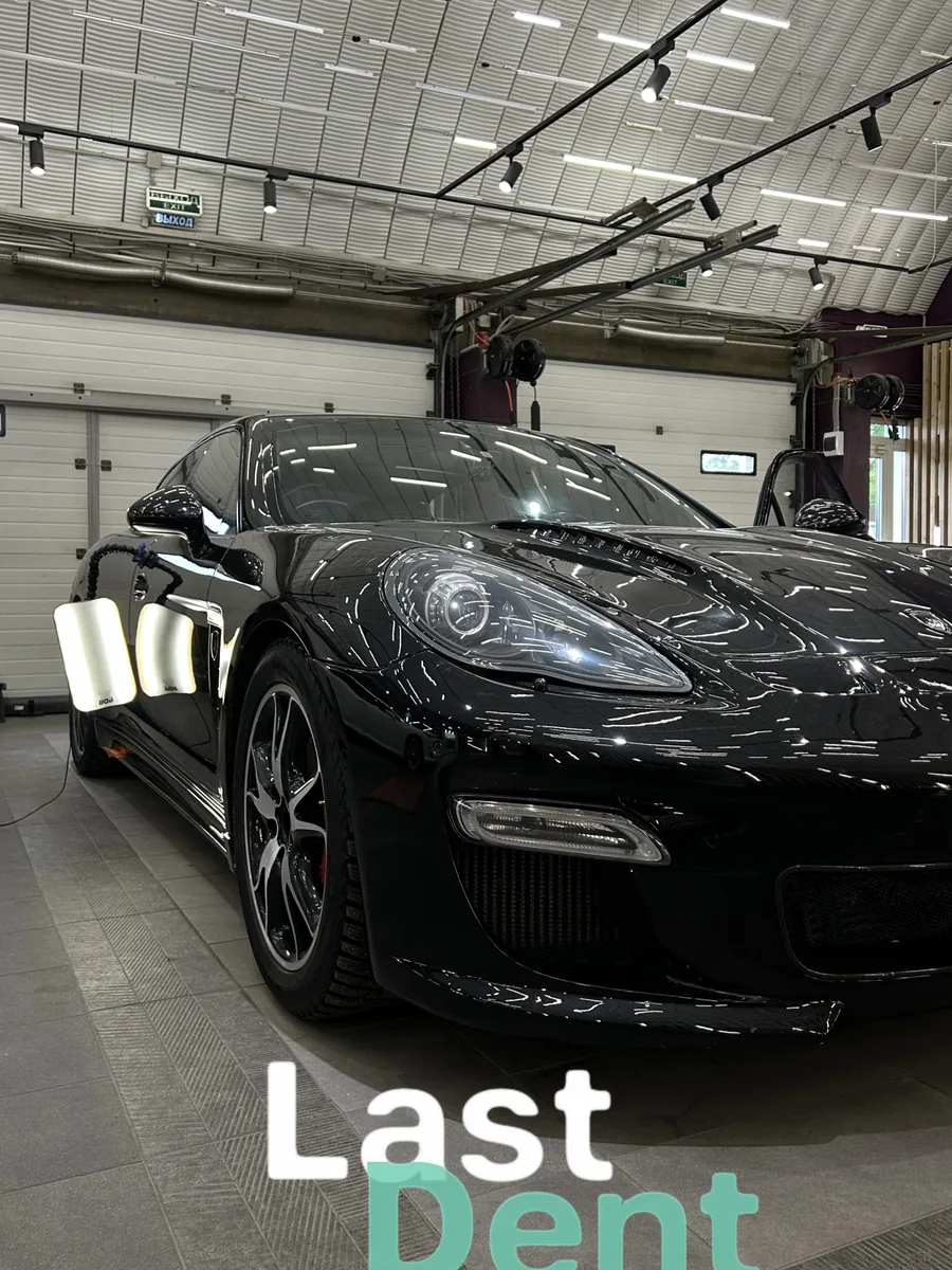 Чёрный Porsche Panamera в боксе Last Dent